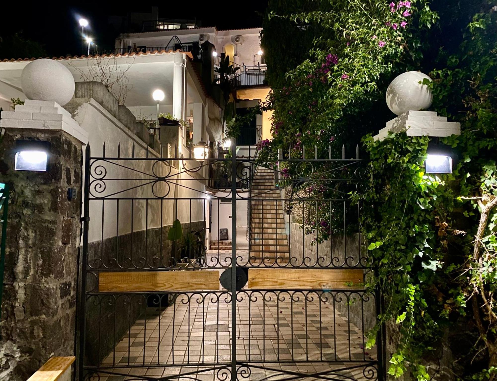 איסקיה Black Market Hotel מראה חיצוני תמונה